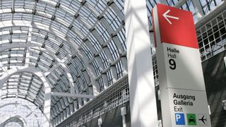 Die Trends CPHI waren: gloveless Aseptik, Robotik, KI-gestützte Inspektion, kontaktlose Transportsysteme, Kleinchargen-Flexibilität und nachhaltige Sekundärverpackungen. (Bild: Messe Frankfurt)