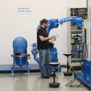 Technische Probleme können beispielsweise bei Yaskawa direkt am Telefon geklärt werden. Dazu kann ein Service-Techniker auf die gesamte Yaskawa-Historie zurückgreifen und parallel mit dem Kunden das Steuerungsmenü durchgehen.
