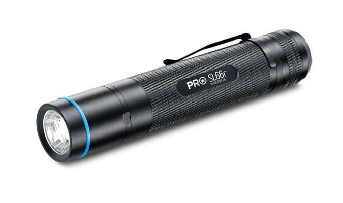 Walther Pro SL66r Hochleistungstaschenlampe: Die handliche Taschenlampe Walther Pro SL66r aus der Slim-Line-Serie erreicht mit dem aufladbaren Lithium-Ionen-Akku ICR18650 die hohe Leuchtkraft von 950 Lumen. Sie ist wasserdicht nach der Norm IPX8, lässt sich mittels Pro-Schaltung für verschiedene Helligkeiten intuitiv bedienen und enthält neben dem Lithium-Ionen-Akku umfangreiches Zubehör für alle Ladesituationen. Dank des Multi-Battery-Systems kann sie zudem mit zwei leistungsstarken CR123-Batterien oder AAA-Batterien bzw. -Akkus betrieben werden, Hersteller Umarex, Arnsberg, Deutschland. (Bild: Red Dot / Umarex)