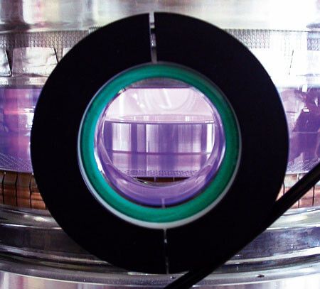 Auf der Oberfläche eines Hybrid-Hochleistungswälzlagers werden im Plasmareaktor dünne Schichten erzeugt, die die Benetzungseigenschaften beeinflussen. (Fraunhofer IGB)