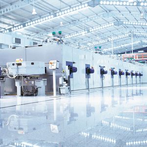 Die Streckanlage für acht Meter breite Folien ist insgesamt über 150 Meter lang; der Streckofen nimmt gut 80 Meter davon ein.