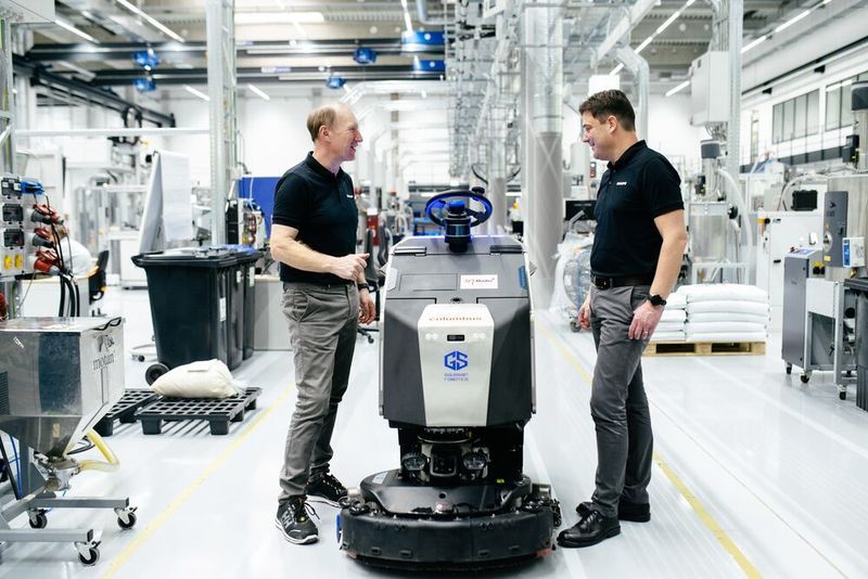 Putzroboter im Einsatz auf dem Shopfloor in Bad Waldsee. (Bild: Luis Barreiro Photography)