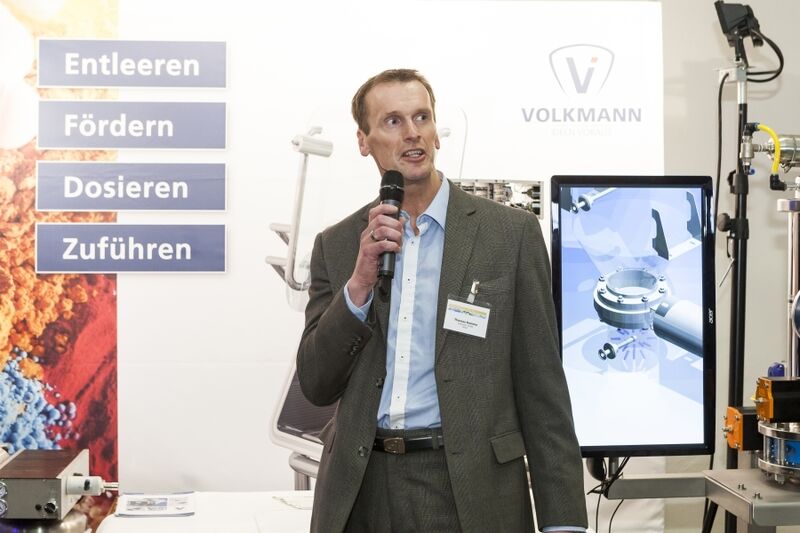 Volkmann (im Bild: Thomas Ramme) ist spezialisiert auf den Transport und die Handhabung von Schüttgütern, insbesondere in der chemischen, nahrungsmittelverarbeitenden und pharmazeutischen Industrie. (Bild: Bausewein/PROCESS/PharmaTEC/Schüttgut)