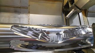 Sechs Stunden lang ist der Goldsfeed ununterbrochen im Einsatz und erlaubt so die Fertigstellung des Rotors über Nacht. (Bild: Ingersoll)