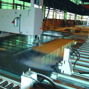 Bild 2: Die Materialspanner auf der rechten Seite der Maschine sind manuell oder automatisch bewegbar.
