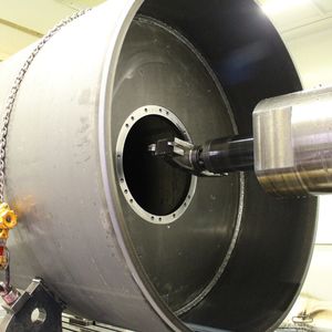 Bild 1: Die ausfahrbare Pinole des Bearbeitungszentrums sorgt für Stabilität und ermöglicht den Einsatz kurzer Werkzeuge. So reduziert sie die Gefahr, dass störende Vibrationen auftreten.