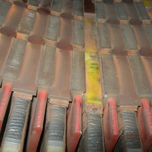 Bild 2: Bei großen Hochspannungsmotoren kommen häufig magnetische Nutverschlußkeile in der Statorwicklung zum Einsatz. Diese können sich durch die magnetischen Kräfte mit der Zeit lösen.