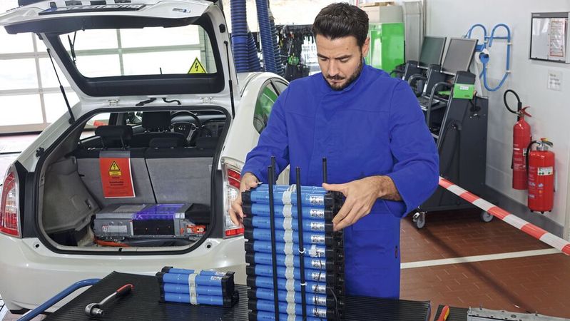 Zielgruppe Vielfahrer bzw. Taxis: Mit seinem Hochvolt- batterie-Reparatursatz bietet Bosch diesen die Möglichkeit, günstiger an eine neue bzw. überholte Antriebsbatterie zu kommen – und freie Werkstätten an zusätzliche Umsätze.(Bild:  Bosch)