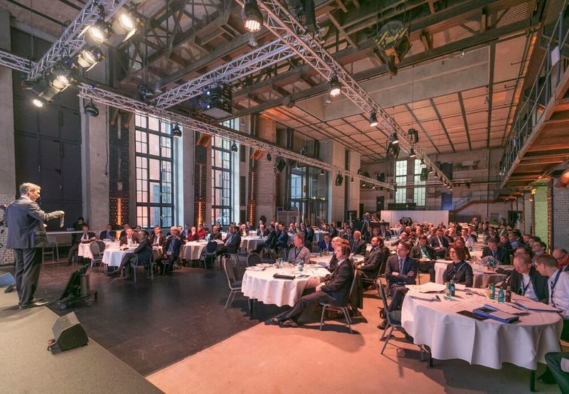 Erstmals veranstaltetet IAV ein Antriebssysmposium. Im Berliner Ewerk ging es vor allem um Zukunftsfragen in der Entwicklung von Antriebssträngen. (IAV)