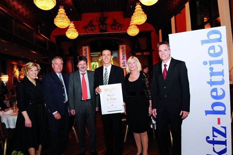 Carlo Jesse, Geschäftsführer von Auto Jesse, ist auf Rang zwei beim Junior Award. Er ist Partner der Einkaufsgenossenschaft Automobile (EGA). Daher gratulieren ihm neben Marion Johl und Wolfgang Michel (re. von ihm) auch die EGA-Vorstände Thorsten Kordes und Wolfram Lambeck (2. und 3. v. li.) sowie die Marketingexpertin Betty van Loon (li.). (Archiv: Vogel Business Media)