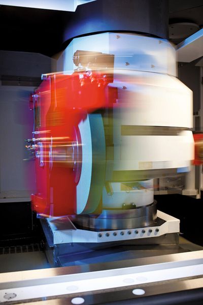 Blick auf den Schleifkopf der S41-Rundschleifmaschine; die Software übernimmt die entscheidenden Einstellungen. (Bild: Studer)