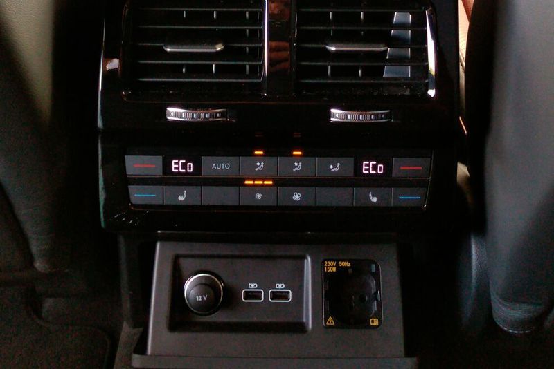 Natürlich gibt es auch in der zweiten Sitzreihe das volle Klimatisierungs-Programm, zudem eine 220-Volt-Steckdose. (Thomas Günnel/Automobil Industrie)