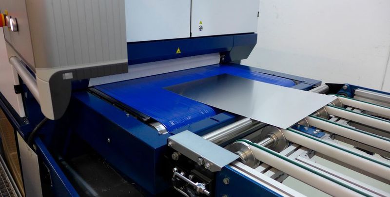Automatische Übergabe auf das Förderband zur Nassschleifmaschine. (Bild: Lissmac/Peter Springfeld)