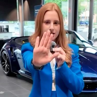 Ann-Kathrin Rommel stimmt ihr Outfit auf die Wagenfarbe ab. (Bild: Porsche Zentrum Göppingen)