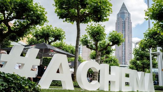 Die Achema 2027 rückt Energie, Life Sciences, Nachhaltigkeit und Digitalisierung in den Mittelpunkt.(Bild:  Dechema / Markus Püttmann)