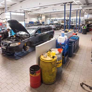 Alte Halle, neue Werkstatt: Nachdem die Werkstatt vollständig entkernt wurde, konnte sie neu aufgebaut werden. Sechs Arbeitsplätze können jetzt von einem zentralen Tor befahren werden. Mit einer kleinen Wand ist der sogenannte „Aggregate-Bereich“ abgetrennt und bietet Stellfläche für allerlei Werkstattausrüstung.  (Bild:Autohaus Straus)