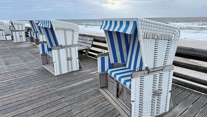 Ob die Temperaturen für die Teilnehmer der Herbstakademie der Junioren auf Sylt einen Plausch im Strandkorb zulassen, ist fraglich. Doch die Gelegenheit für gemeinsame und inspirierende Strandspaziergänge gibt es fast immer.(Bild:  Wolfgang Michel – VCG)