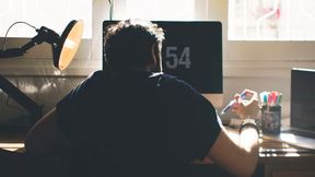 Ein Programm macht Schluss mit krummer Haltung am Schreibtisch: Wer schief sitzt, sieht den Bildschirm nur noch verschwommen. Wie das funktioniert – und für wen eher nicht. (Bild: frei lizenziert Pexels)