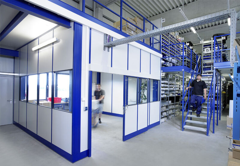 In dem von Meta gelieferten Kompaktraum unter der Stahlbühne befinden sich Arbeitsplätze, an denen die Mitarbeiter Komponenten zusammenbauen. (Bild: Meta)