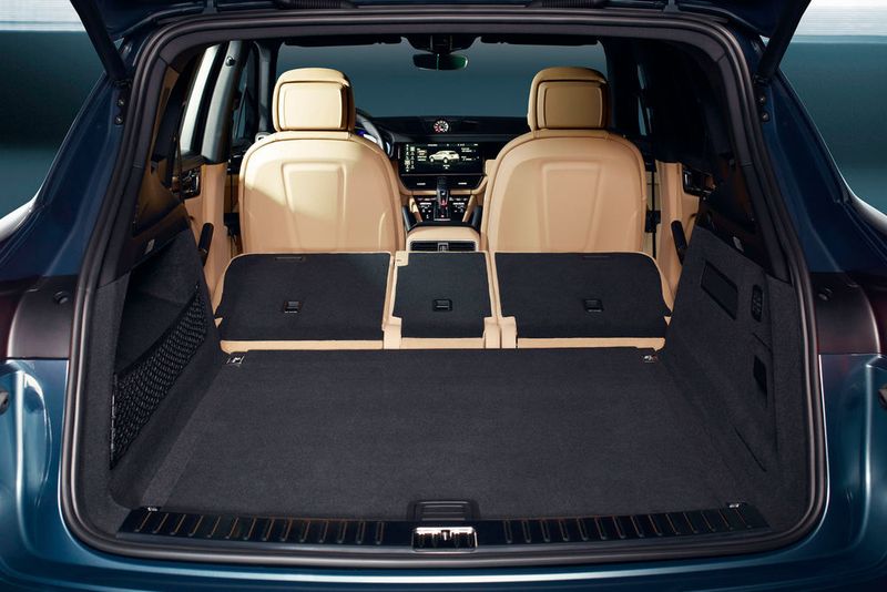 Bei umgeklappten Rücksitzen stehen 1.740 Liter Stauraum zur Verfügung. (Porsche)