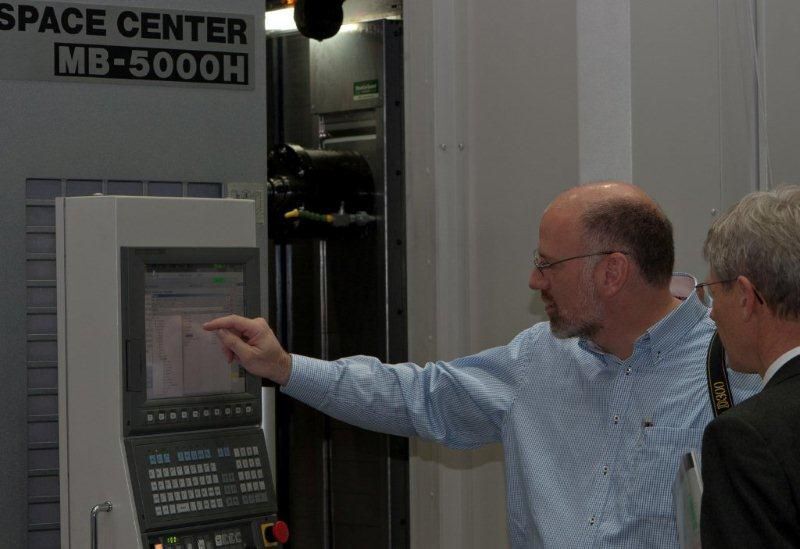 Gleich in Aktion: Das Bearbeitungszentrum MB-5000 H.  (Bild: Hennecke)