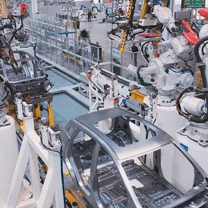 Geschwindigkeit und Flexibilität sind für Automobilhersteller ausschlaggebend, um den Umstieg auf Elektromobilität zu meistern. Dies wird sowohl neue als auch etablierte Hersteller veranlassen, der traditionellen linearen Fertigung den Rücken zu kehren und sich einer modularen, flexiblen Produktion zuzuwenden.