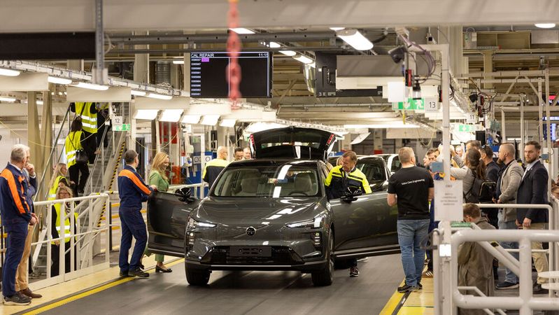 Einstieg in die Zukunft: Volvo CEO Håkan Samuelsson fuhr beim Start-of-Production-Termin den ersten Serien-EX60 eigenhändig vom Band.(Bild:  Thorsten Weigl/Volvo Cars)