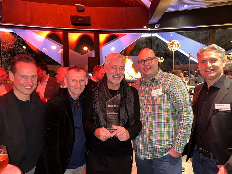 Die DataVision (v. l.) Dennis Wichelhaus, Matthias Klinge, Mario Sowa und Manfred Aust mit Joachim Wieczorek (Samsung), die in der Kategorie Display Business Excellence Award 2024, Projects (Public & LED) gewonnen haben. (Bild: Vogel IT-Medien )