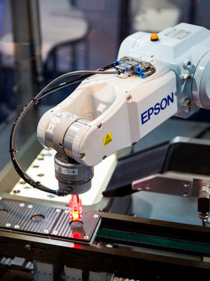 Auf der productronica 2015 wurde erstmals Robotik für Elektronikfertigung gezeigt (Bild: Messe München)