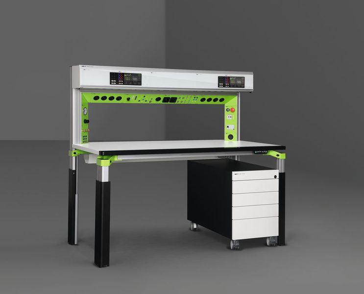 Mit den Modellen „elneos five“ und „elneos connect“ kam 2012 ein System aus Geräte- und Laborabeitsplatz auf den Markt. (Bild: erfi)