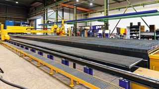 Neue Schneidlösung bei Ivens: Die robuste Schneidanlage der Baureihe Combi Cut wurde mit einer Arbeitsfläche von 21.000 x 4.500 Millimetern zur Bearbeitung besonders großer Bleche ausgelegt. (Bild: Microstep)