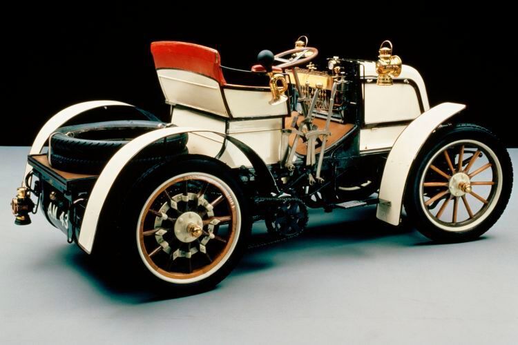 1900 stattete auch die Daimler-Motoren-Gesellschaft ihren Phoenix-Rennwagen mit einem Lenkrad aus. Außerdem stellten die Ingenieure die Lenksäule schräg gestellt, was die Bedienung enorm erleichterte. Dennoch erforderte jede Lenkbewegung einen hohen Kraftaufwand.  (Daimler)