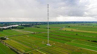 An diesem 213 Meter hohen Mast der niederländischen Station Cabauw wurden Messungen des Treibhausgases HFC-23 durchgeführt. (Bild: ICOS RI/ Tom Oudijk, Sander Karsen, Dennis Manda)
