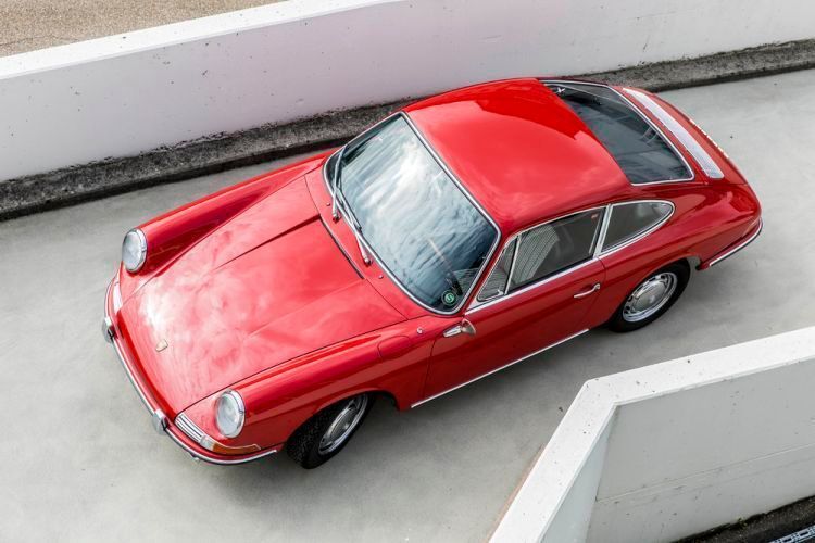 Mit dem 130-PS-Vergasermotor wurde der 901/911 zwei Jahre lang produziert, bis im Sommer 1966 der hubraumgleiche, aber stärkere 911 S hinzukam. Der höher verdichtete Motor leistete in dieser sportlicheren Version 118 kW/160 PS und war umfangreicher ausgestattet als das Einstiegsmodell. (Porsche AG)