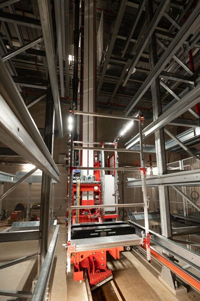 Regalbediengeräte des Typs Performance von Gilgen sind aufgrund ihrer neuartigen Konstruktion sicherer und kompakter. (Bild: Gilgen Logistics)