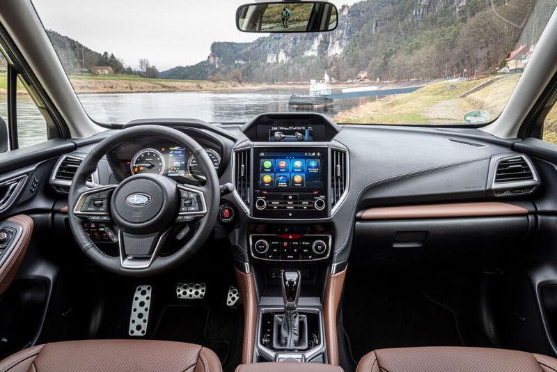 Im Innenraum befinden sich drei Bildschirme. (Subaru)