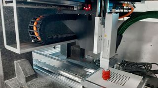 In nur 17 Sekunden schafft es die High-Speed-Drilling-Unit, 100 Löcher mit einem Durchmesser von 6 mm und 6 mm Tiefe mit höchster Präzision in eine für den Küchenmöbelbau typische, beschichtete Verbundholzplatte zu bohren.  (Bild: Tool Drives)