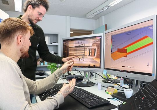 Alex Eckhardt und Jörg Straub besprechen die Messwerte, die in Windkanalversuchen zur Netzbeanspruchung ermittelt wurden.(Bild:  Martin Sinzig)