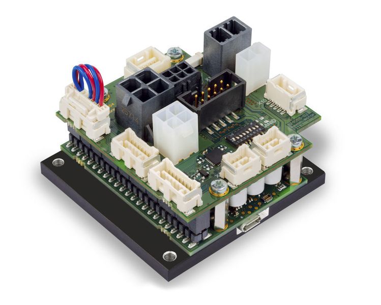 EPOS4 Compact 50/15 CAN mit 59.5 x 65.5 x 35,1 mm als anschlussfertige Kompaktlösung, abgestimmt auf bürstenbehaftete DC-Motoren mit Encoder und bürs-tenlose EC-Motoren mit Hall-Sensoren und Encoder bis 750/1500 Watt. (Maxon Motor)