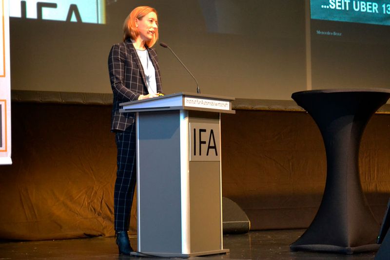 Sabine Scheunert, Digital-Expertin von Mercedes, sieht das ähnlich: „Das knappste Gut, das wir in Zeiten der Digitalisierung haben, ist Zeit. Wir haben es uns zur Aufgabe gemacht, unseren Kunden mit neuen Produkten wieder etwas Zeit zurückzugeben.“ (Bild: Seyerlein)