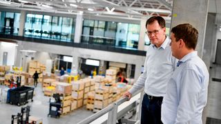 Lenze-Hochregallager werden jetzt per KI-Assistent gewartet, um kommende Probleme zu erkennen, bevor sie akut werden. Links: Dr. Heiko Stichweh, Abteilungsleiter Innovation bei Lenze, der das Ganze mit Maximilian Bause (rechts) vom Fraunhofer IEM entwickelt hat. (Bild: Dock One)