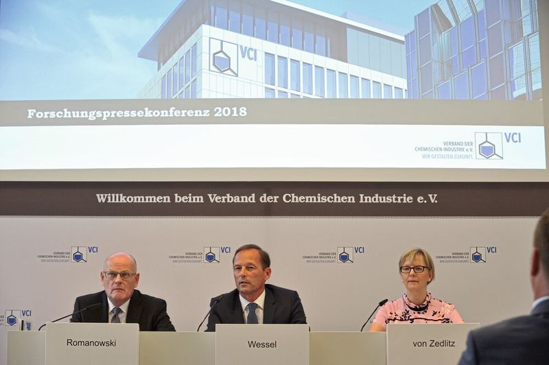 VCI-Geschäftsführer Dr. Gerd Romanowski, Leiter der Abteilung Wissenschaft, Technik und Umwelt im VCI; Thomas Wessel, Voristzender des Ausschusses Forschung, Wissenschaft und Bildung im VCI; VCI-Pressesprecherin Monika von Zedlitz (VCI/Gerald Fuest)