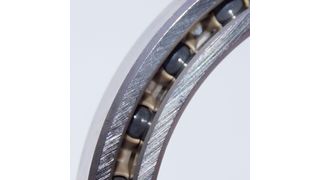 Hybridkugellager kombinieren konventionelle oder spezielle Wälzlagerstähle für die Lagerringe und Siliciumnitrid-Keramik (Si3N4) als Werkstoff für die Wälzkörper. (Bild: SLF)