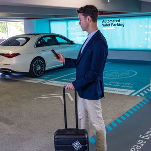 Im Eingangsbereich abgestellt, sollen mit entsprechender Technik ausgestattete Fahrzeuge künftig per Smartphone-Befehl zu einem reservierten Parkplatz fahren.(Bild:  Daimler)