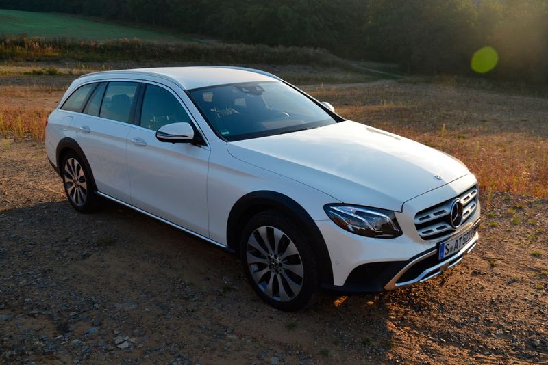 Das eigene All-Terrain-Fahrprogramm passt das elektronische Stabilitätsprogramm ESP und die Antischlupfregelung (ASR) an unbefestigte oder widrige Fahrbahnverhältnisse an.  (Bild: Michel / »kfz-betrieb«)