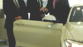 Fahrzeugübergabe: (v.li.) Frank Dräger (Geschäftsführer Schubert Motors), Uwe Mirschel (BMW-Gebietsleiter Aftersales) und Uwe Rokosch (Leiter BTZ Möckern). (Foto: BTZ)