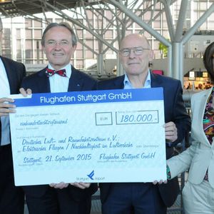 Für Forschungen in Sachen elektrisches Fliegen hat das DLR von der Flughafen Stuttgart GmbH 180.000 € erhalten: Verkehrsminister Winfried Hermann (2. v.r.) überreichte gemeinsam mit Flughafenchef Georg Fundel (2.v.l) den Scheck an die DLR-Forscher Josef Kallo und Anke Kovar.(Bild:  DLR, Günter E. Bergmann)
