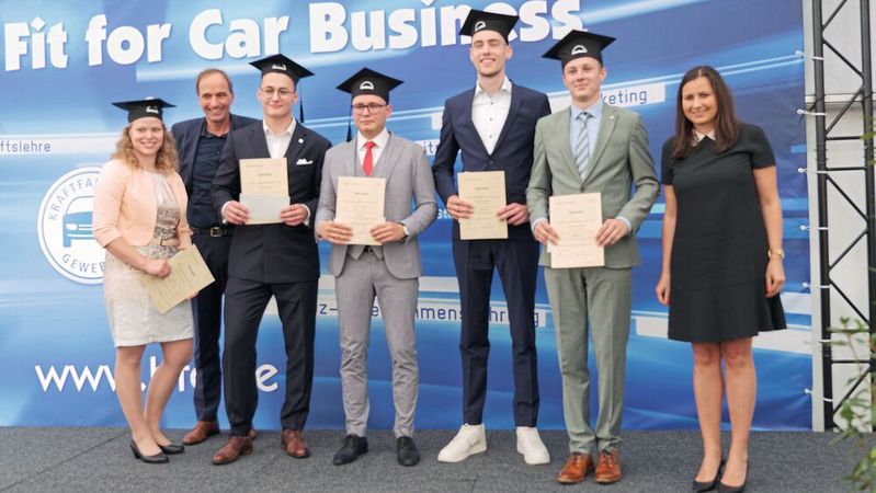 Marc Appelt von MAN Truck & Bus (2. v. l.) und Claudia Barca (r.) überreichten Stipendien an die fünf besten Absolventen, u. a. Bernadette Kühnle (l.) und Toni Nethel  (4. v. l.).(Bild:  Büttner – VCG)