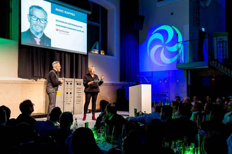 Die Jurymitglieder stellten den Gästen ihre Highlights bei den Finalisten des Gebrauchtwagen Awards 2019 vor, hier Marc Kappes (Santander Consumer Bank) und Silvia Lulei. (Stefan Bausewein)