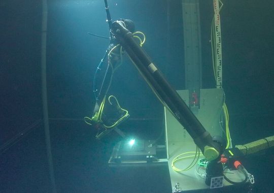 Präziser und hochwertiger! Was man hier in Aktion sieht, ist eine KI-gestützte Möglichkeit für das Schweißen an Anlagen und Einrichtungen unter Wasser. So soll etwa der Fachkräftemangel ausgeglichen werden. Lesen Sie hier, wie man sich das vorzustellen hat ...(Bild:  DFKI)